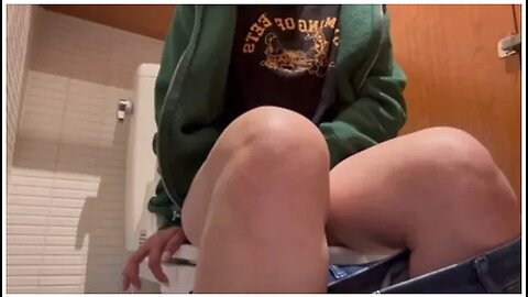A College Student 18+ Who Hasnt Had Sex With A Long-distance Boyfriend And Cant Stand It And Masturbates At The Store